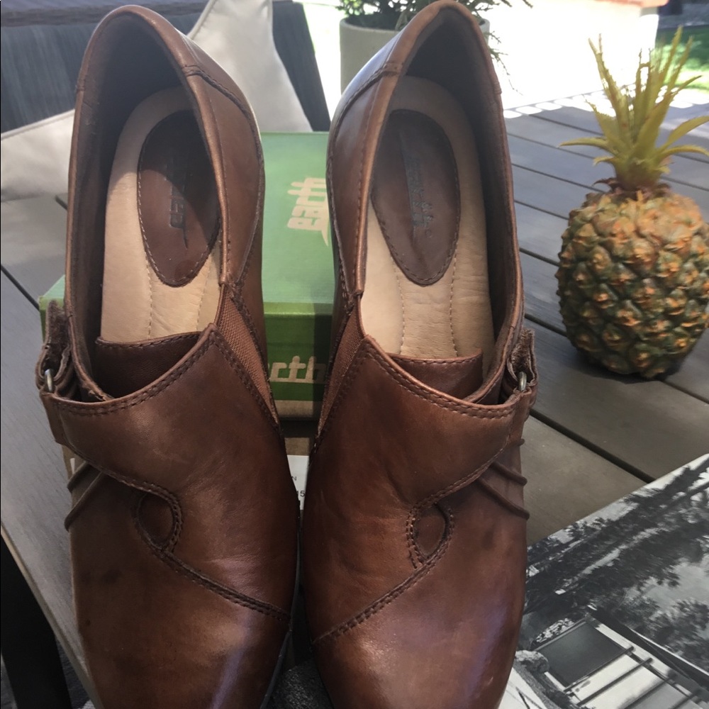 🆕W BOX EARTH VOYAGER ALMOND CALF LEATHER BOOTIES